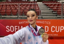 Белорусская художественная гимнастка Алина Горносько примерила ретро-образ из 1950-х. Бронзовый призёр Олимпийских игр в Токио показалась в игривом и соблазнительном наряде.