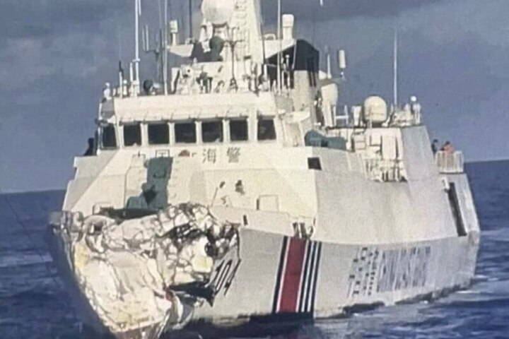 Во время столкновения в спорных водах китайский военный корабль врезался в собственное судно береговой охраны
