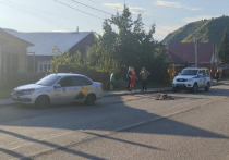 Вечером 11 августа в Горно-Алтайске 32-летняя женщина, управляя автомобилем «Лада Гранта», сбила девятилетнего мальчика. Судя по фото с места происшествия, автоледи находилась за рулем такси. В момент ДТП ребенок пересекал проезжую часть на велосипеде. 