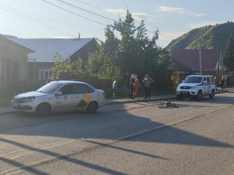 На Алтае автомобиль такси сбил девятилетнего ребенка на велосипеде