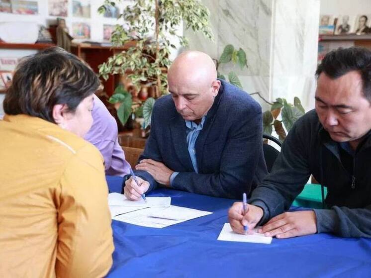 Многодетные приемные семьи попросили помощи у спикера Верховного Совета Хакасии