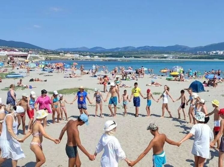 Путёвки в летние лагеря на берегу Чёрного моря стали подарком для четырёхсот юных жителей Донбасса