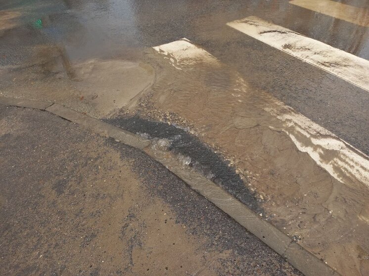 В Саратове потоки воды после дождя размывают бордюры