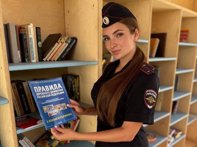Сотрудники ГАИ пополнили книжный шкаф на Рязанской ВДНХ книгами по ПДД