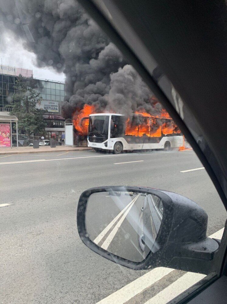 В центре Самары сгорел пассажирский автобус на остановке "Звезда"12 августа