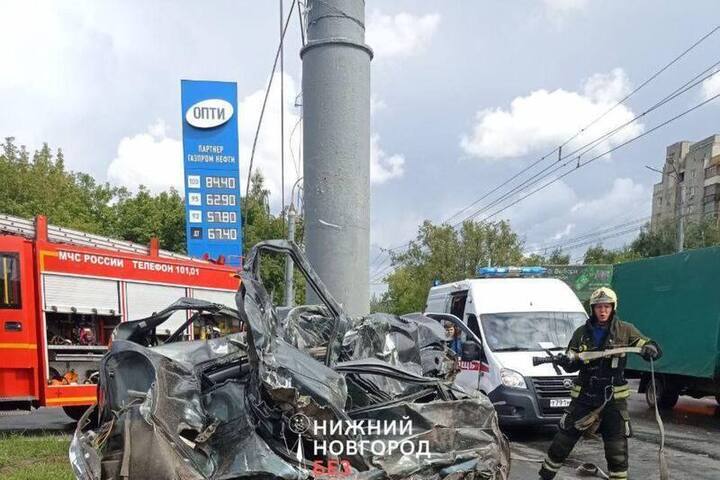 20-летняя нижегородка на «Приоре» погибла в страшном ДТП на Автозаводе. Ее машина превратилась в груду металла