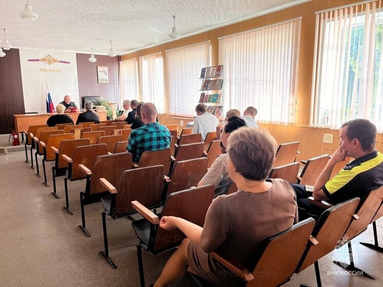 Сотрудники МЧС провели занятие в отделении МВД России по Дмитровскому району Орловской области