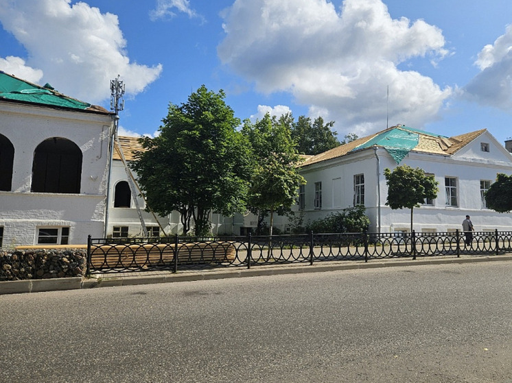 Старинную круглую печку в Молодежном центре в Боровичах оставят на месте