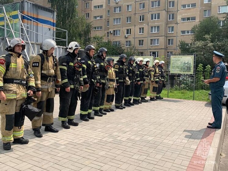 В Орле сотрудники МЧС прошли испытания в теплодымокамере