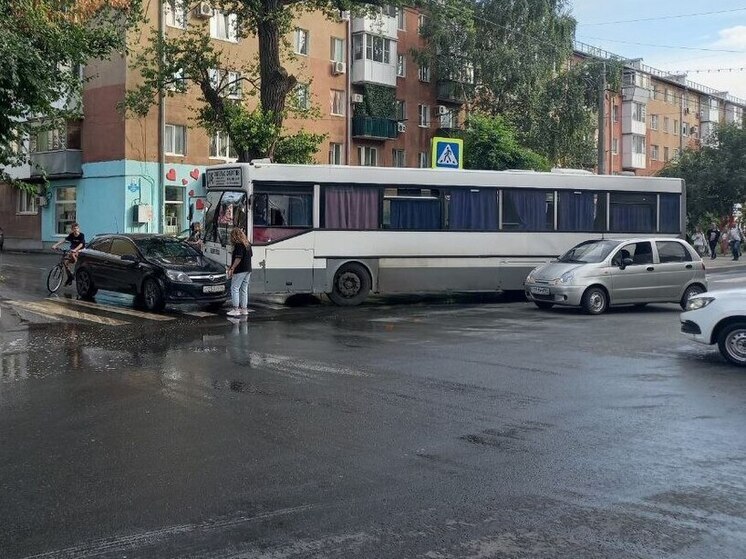 В Энгельсе на пешеходном переходе автобус попал в ДТП с двумя автомобилями