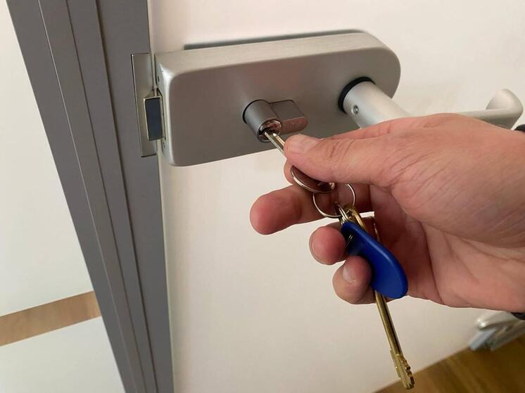В Омской области дети-сироты продолжают получать квартиры и жилищные сертификаты