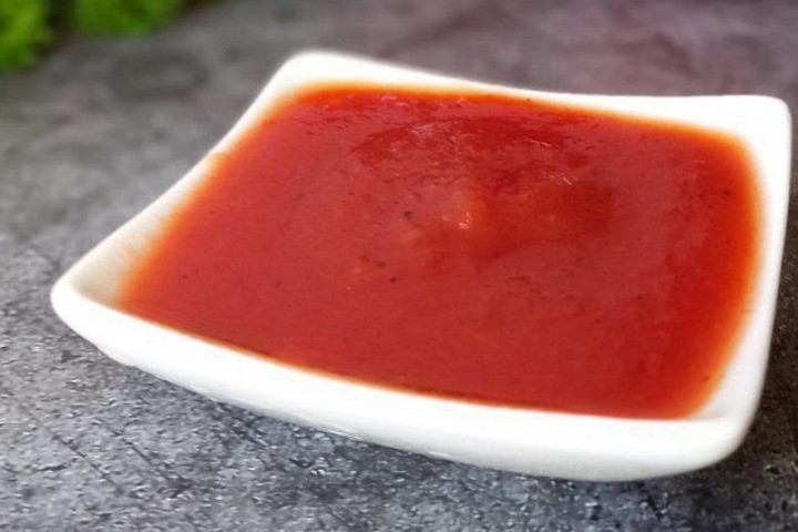 Домашний кетчуп хорош не только вкусом, но и тем, что в нем нет никакой химии