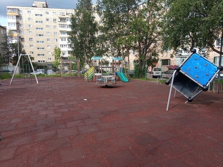 Детская площадка в Коле станет чище и безопаснее