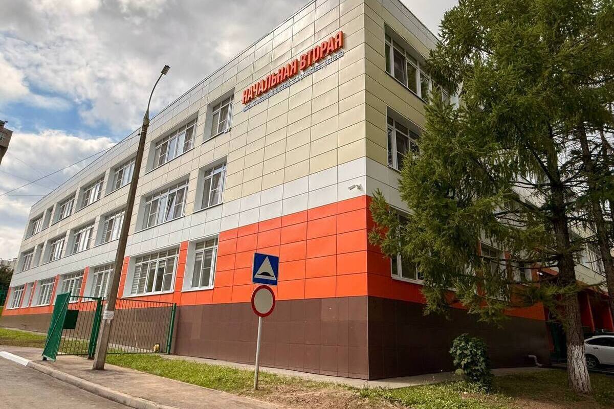 В Чебоксарах завершено благоустройство территории начальной школы № 2