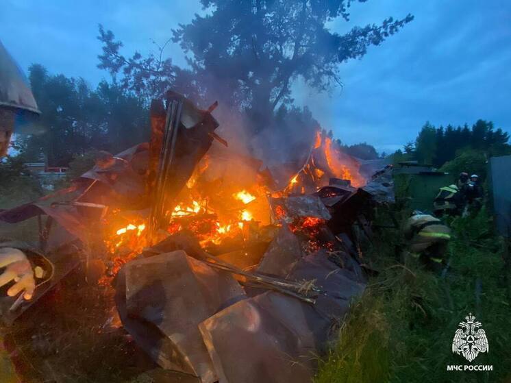 Под Тверью полностью сгорело хозяйственное строение