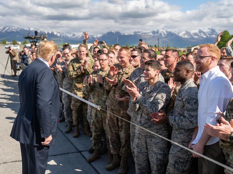 Аэропорт, военную базу и отели называют в числе возможных мест встречи Путина и Трампа