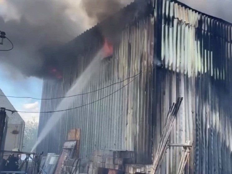 Полыхающее здание в Новом Уренгое тушили 4 часа