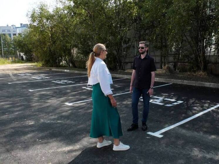 У центра «Доверие» в Салехарде создают дополнительные парковочные места