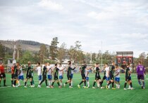 7 августа на стадионе «Забайкалец» в Улан-Удэ состоялась одна из самых ожидаемых в Бурятии футбольных встреч в рамках «Fonbet Кубка России 2025/2026. Путь регионов» (0+). Эта игра стала первым матчем в новейшей истории профессионального футбола в регионе. Билеты были распроданы, а весь стадион был окружен машинами болельщиков, которые следили за игрой с парковки — мест на трибунах на всех не хватило.