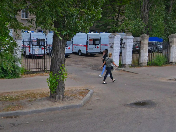 Непроходимая лужа у подстанции скорой помощи возмутила воронежцев
