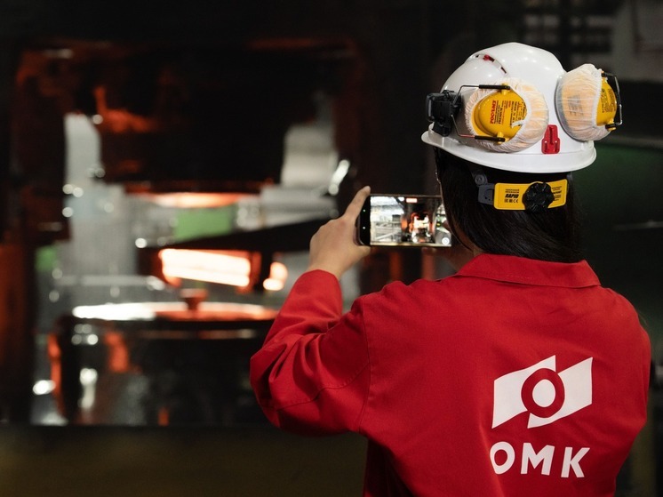 Школьники приходят на завод ОМК в Челябинске для знакомства с профессиями