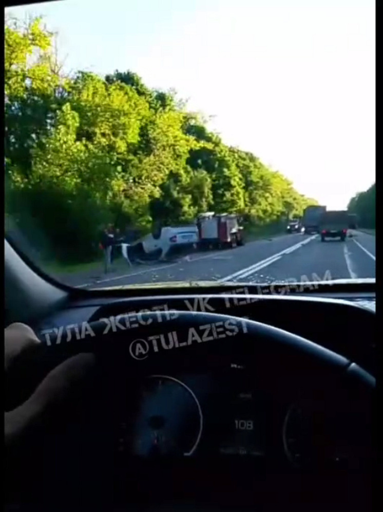 Происшествие на трассе в Тульской области: авария с переворотом автомобиля
