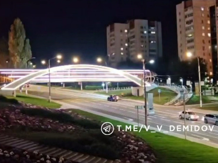 В Белгороде подсветили пешеходный мост у памятника князю Владимиру