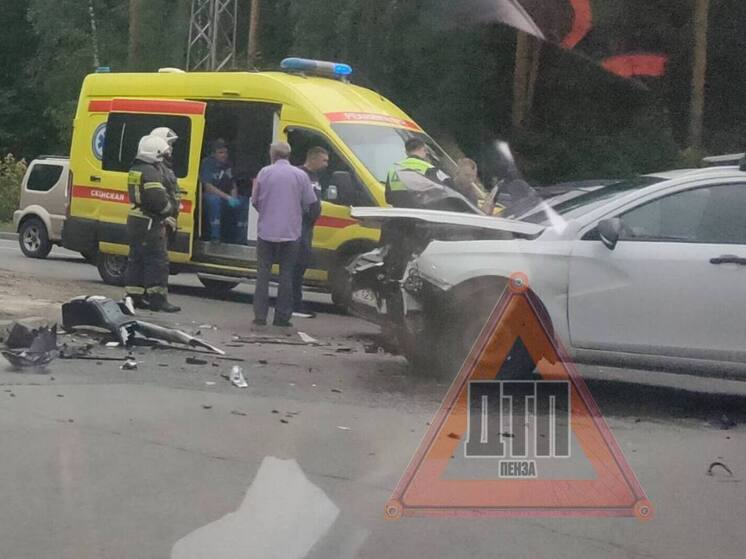 В Пензенской области произошло столкновение двух автомобилей на перекрёстке у Ахунского кладбища