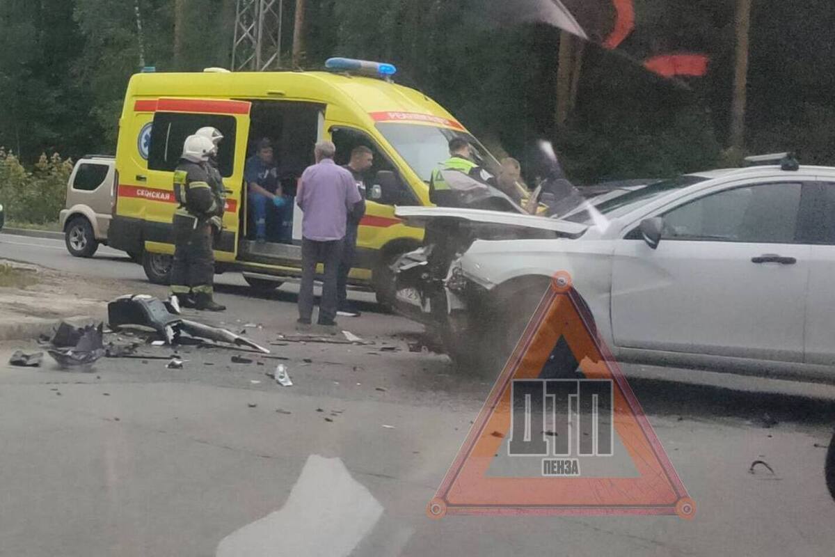 В Пензенской области произошло столкновение двух автомобилей на перекрёстке у Ахунского кладбища