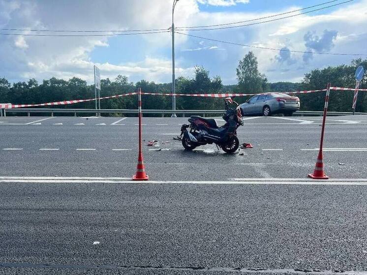 ДТП с иномаркой и мотоциклом отправило трех человек в больницу в Валдайском округе