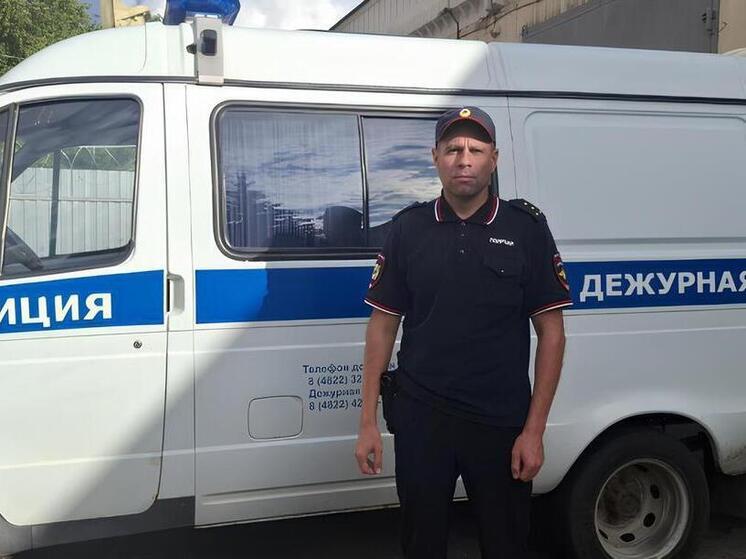 Жительница Твери поблагодарила участкового, который помог найти ее пропавшего знакомого