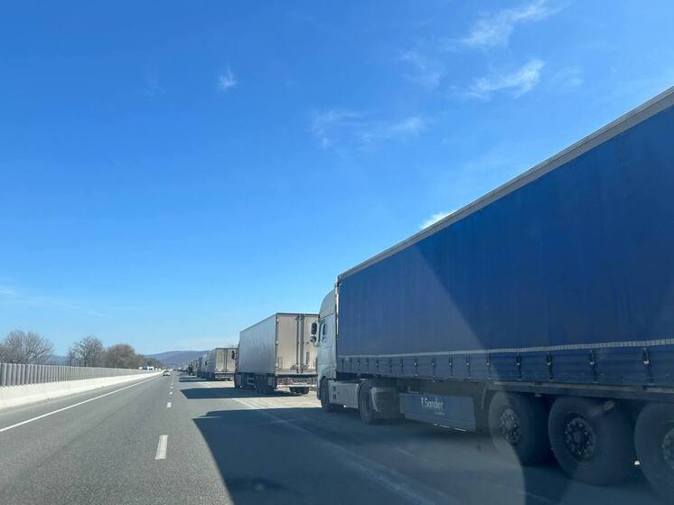 Проезд по Военно-Грузинской дороге закрыли для большегрузов