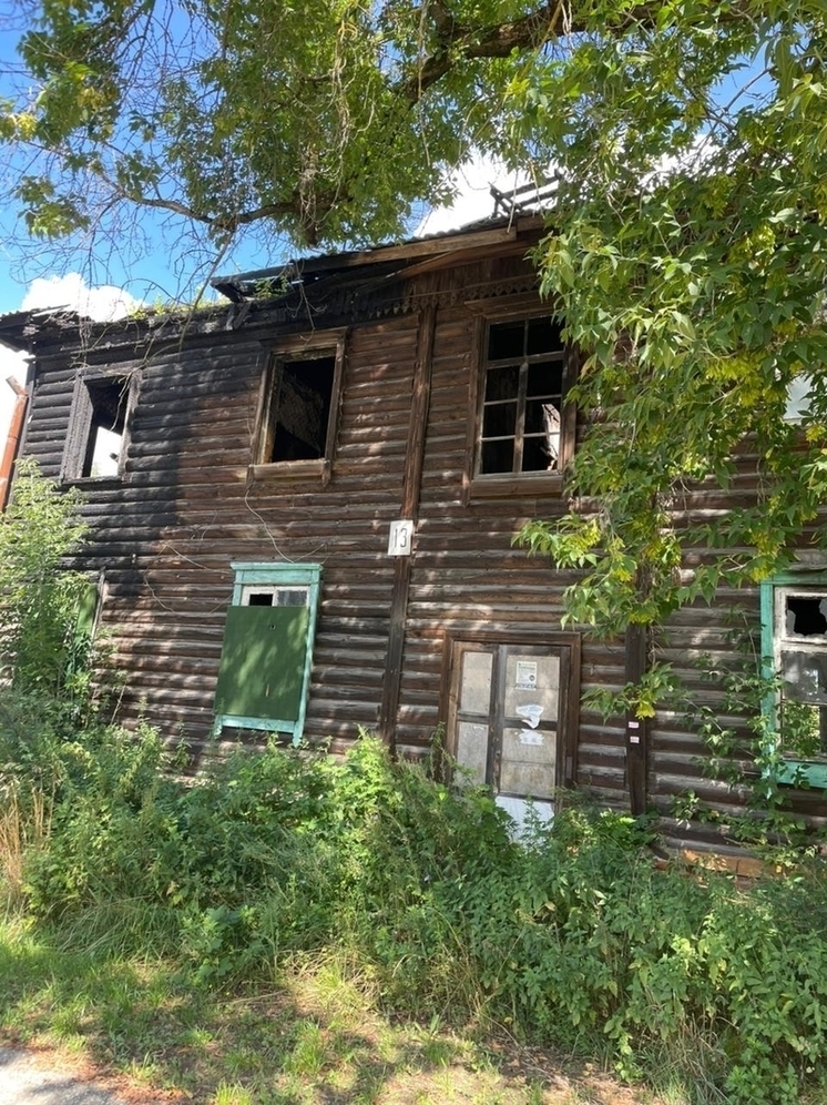 В Красной Горбатке снесли опасный аварийный дом спустя несколько лет