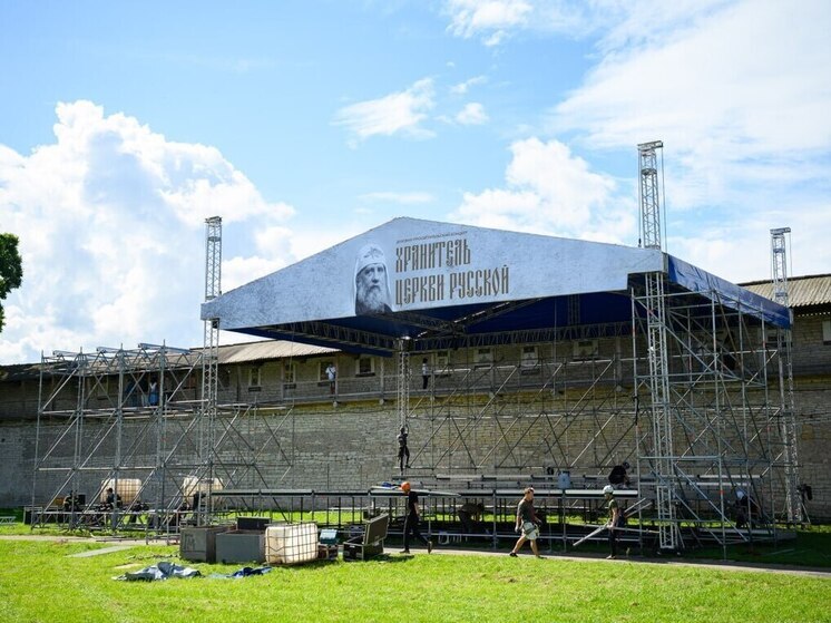 В Псковском кремле готовят сцену для концерта «Хранитель Церкви Русской»