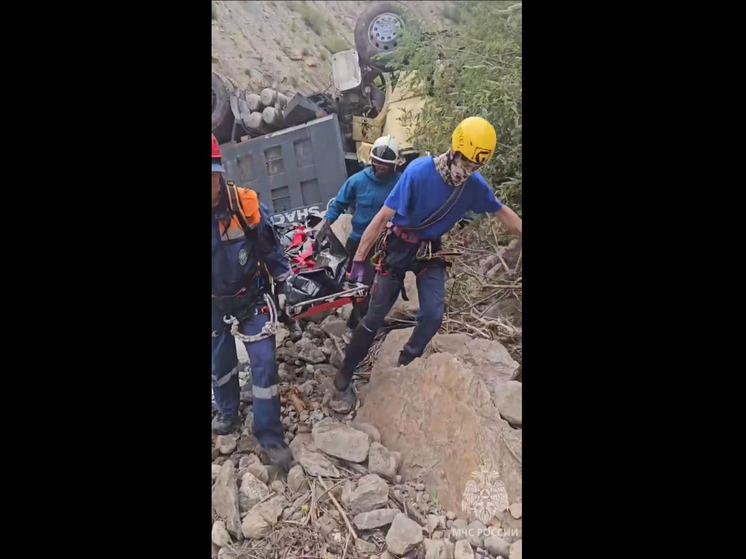 В Кабардино-Балкарии грузовик с водителем упал в ущелье