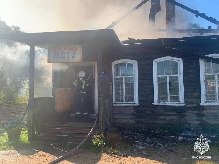Пожарные тушили магазин в поселке в Тверской области