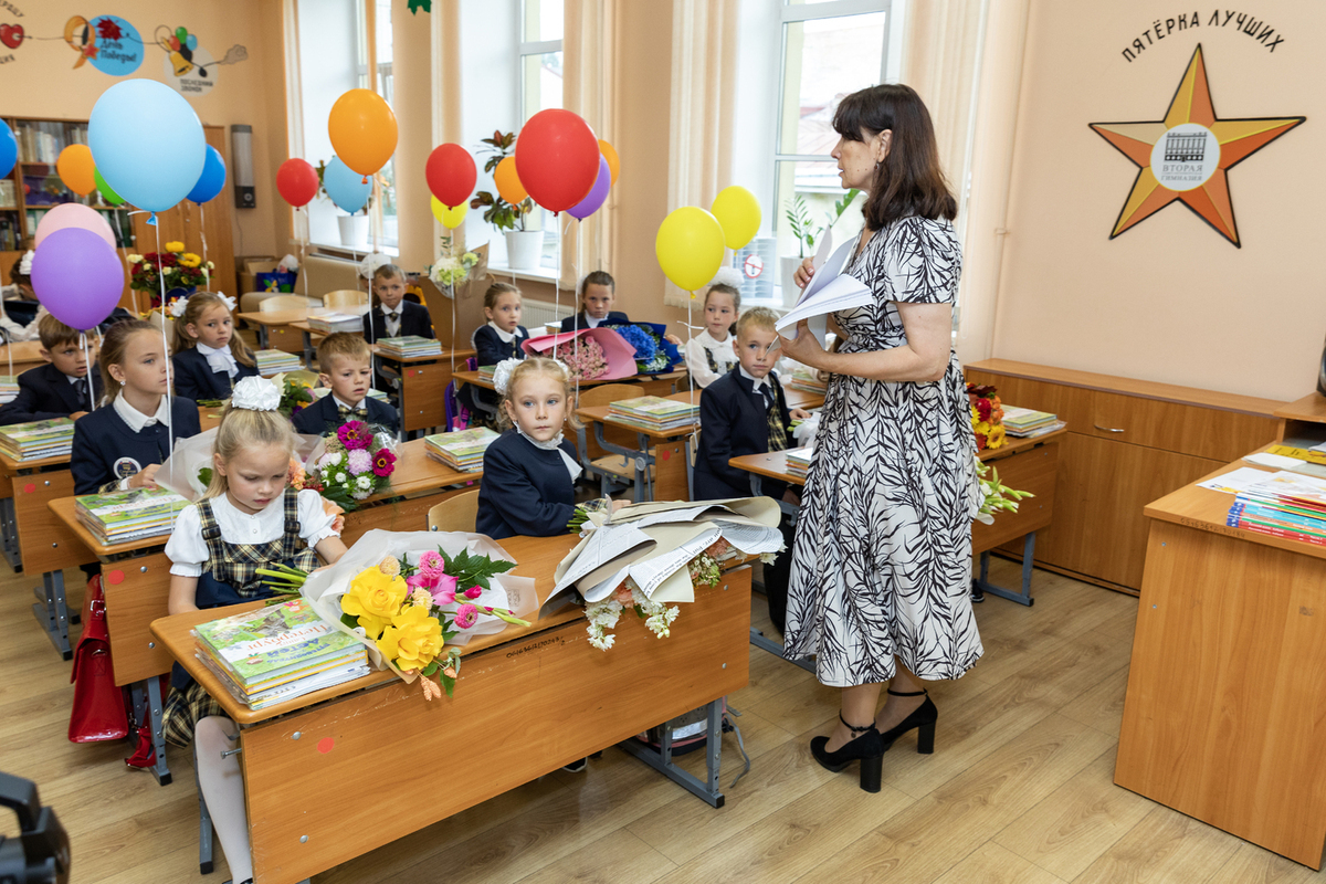 «Ведомости»: учителям рекомендовали следить за высказываниями детей мигрантов