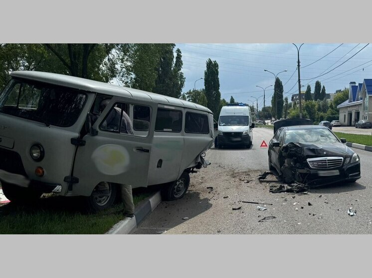 В Воронеже «Мерседес» въехал в пассажирский УАЗ