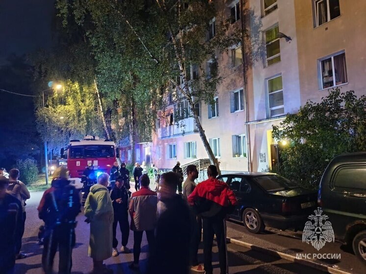 Калининградские пожарные вывели из горящего дома 50 человек