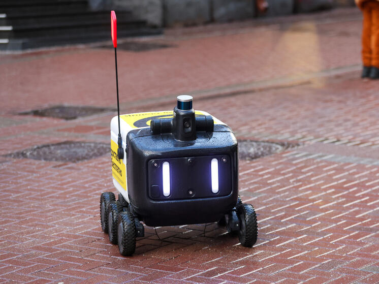 Эксперт Зубков: внедрить роботов в городскую доставку сложно из-за плотного трафика и логистики