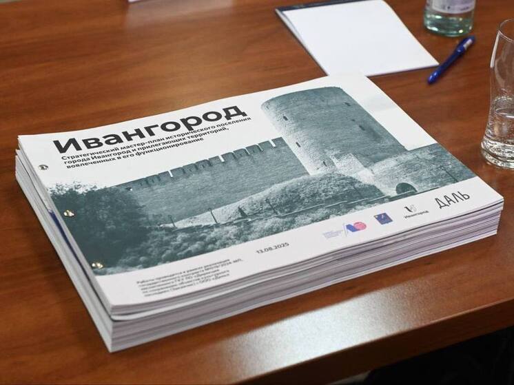 Губернатор Александр Дрозденко находится сегодня с рабочей поездкой в Ивангороде. Там он анонсировал стратегию развития города — форпоста России на западе.
