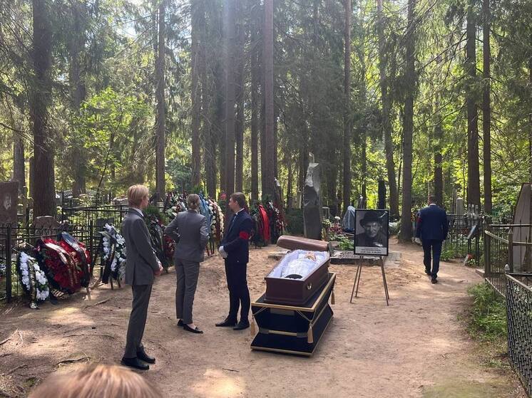 Близкие и поклонники Краско приехали на похороны в Комарово