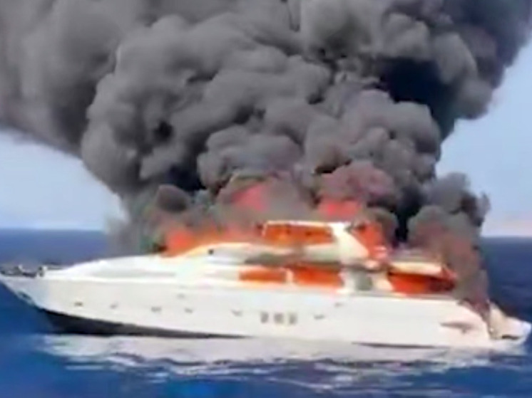 Восемь членов экипажа 28-метрового судна спасены