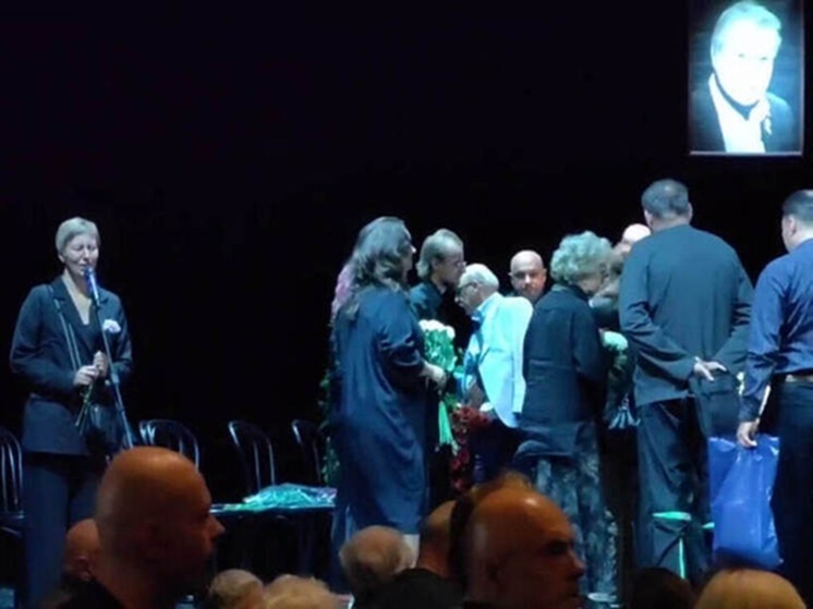 Церемония отпевания актера Ивана Краско началась на Комаровском кладбище