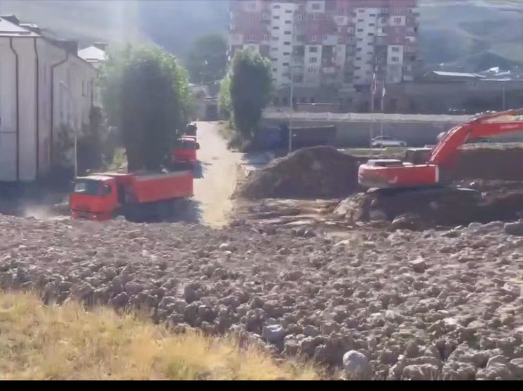 В Тырныаузе продолжаются масштабные работы по расчистке города от селя