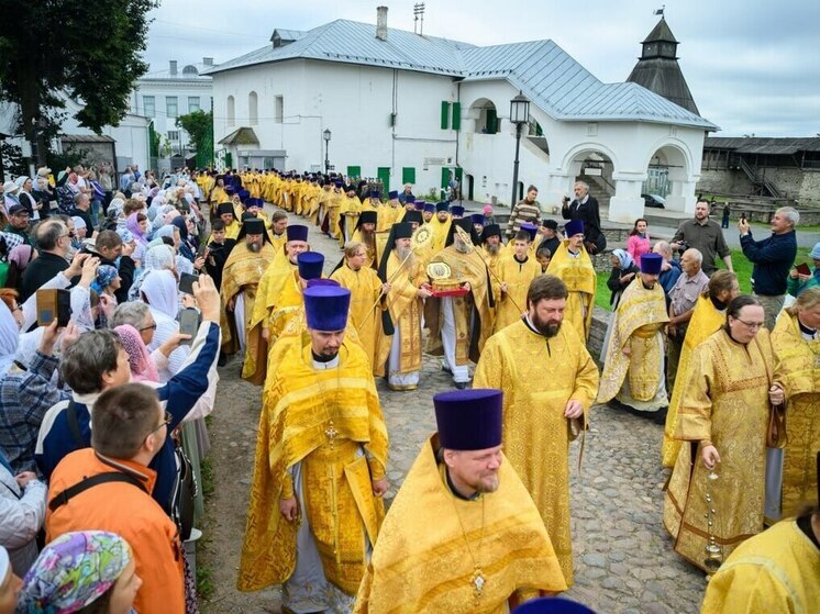 В Псков привезли мощи святителя Тихона