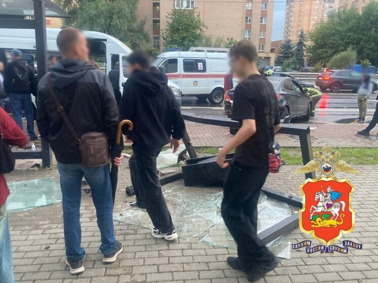 Жители подмосковного Долгопрудного, где во вторник вечером произошла серьезная авария с наездом на людей на автобусной остановке, считают, что ЧП можно было предотвратить