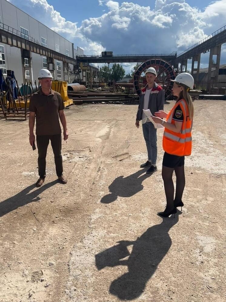 Судебные приставы приостановили деятельность строительной компании за нарушение миграционного законодательства