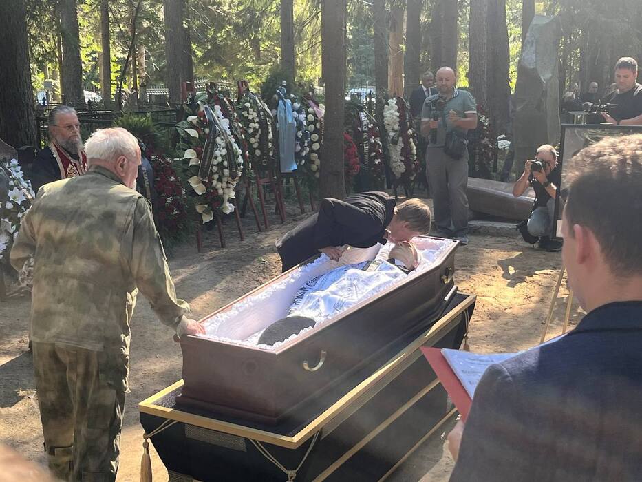В Комарово со слезами прошло отпевание и погребение Ивана Краско