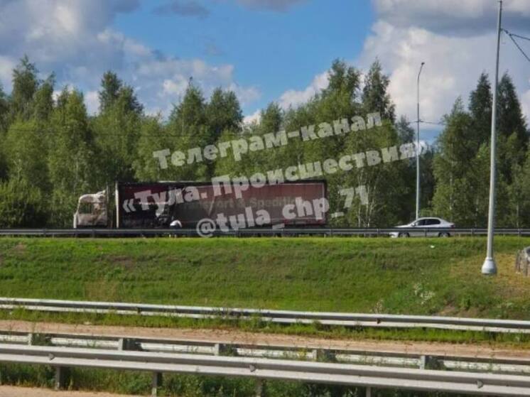 На трассе под Тулой горела фура